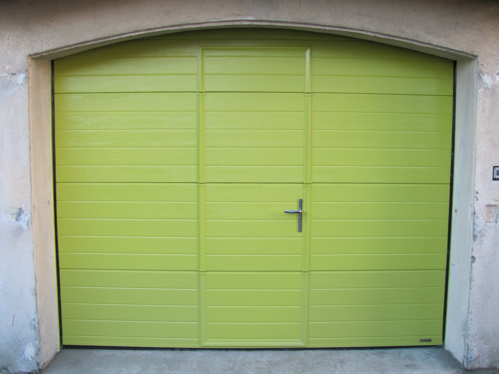 Porte de garage sectionnelle avec portillon couleur Hors standard